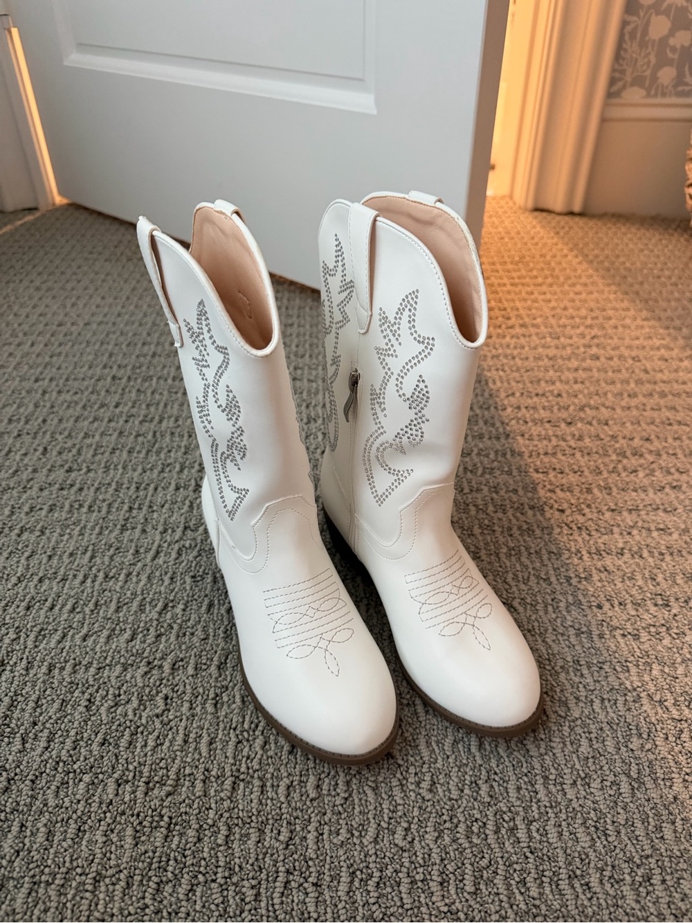 Girls size 2 white cowgirl boots never worn - Picture 3 of 4